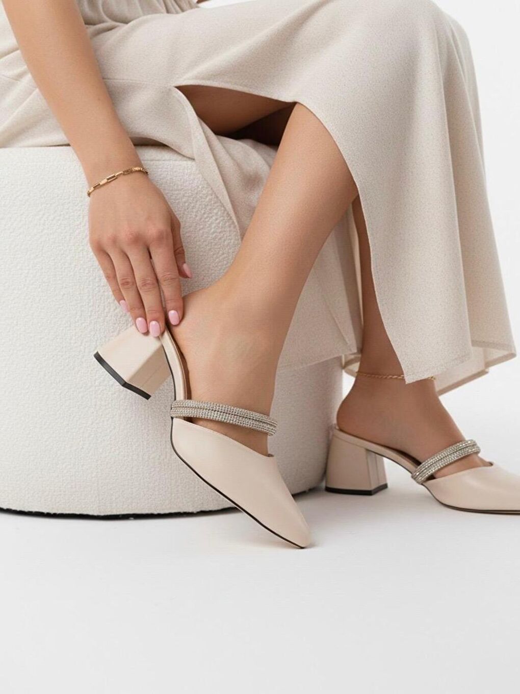 Amber Bej Sivri Burunlu Taş Detaylı Kalin Topuklu Günlük Terlik