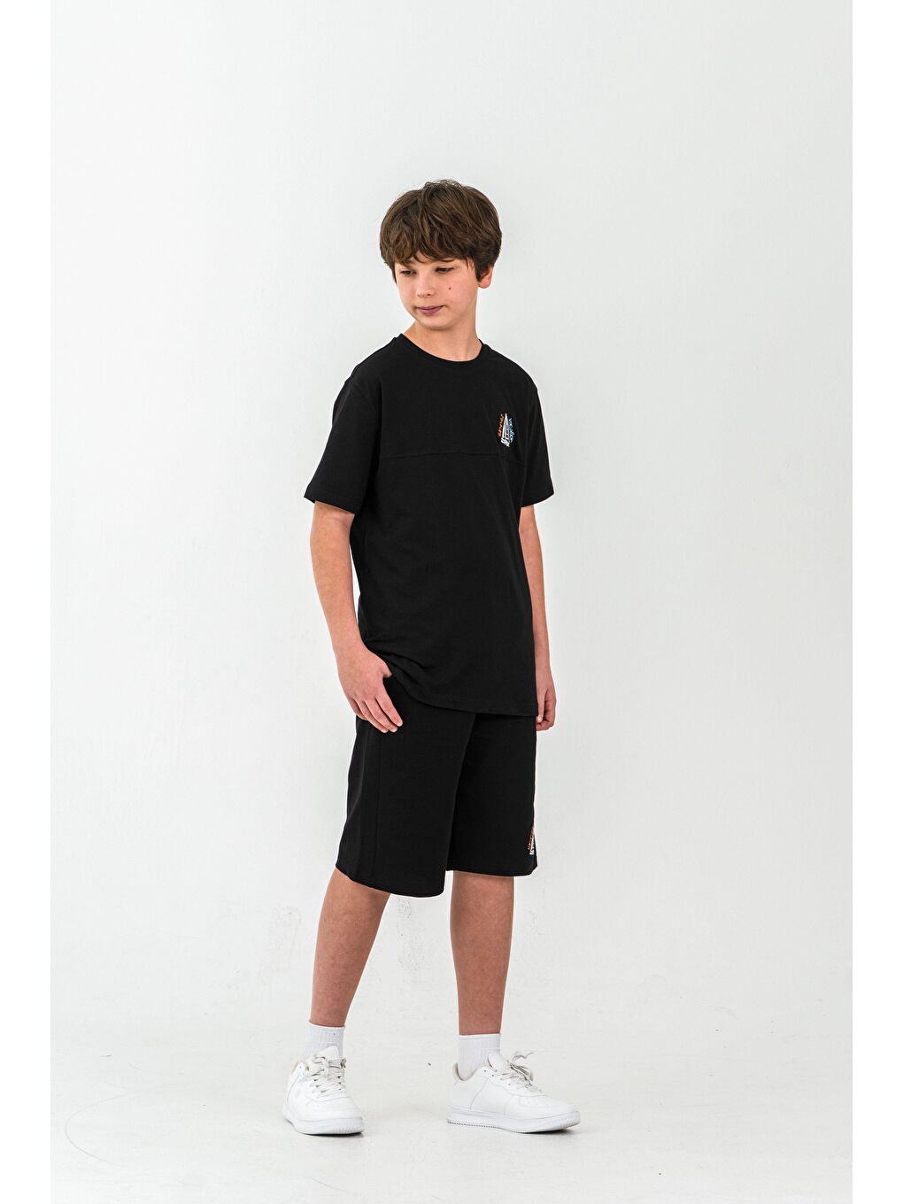 Siyah Üst Ön Nakışlı Arka Baskılı Alt Sol Bacak Nakışlı Erkek Çocuk Şort - Tişört Takımı-2