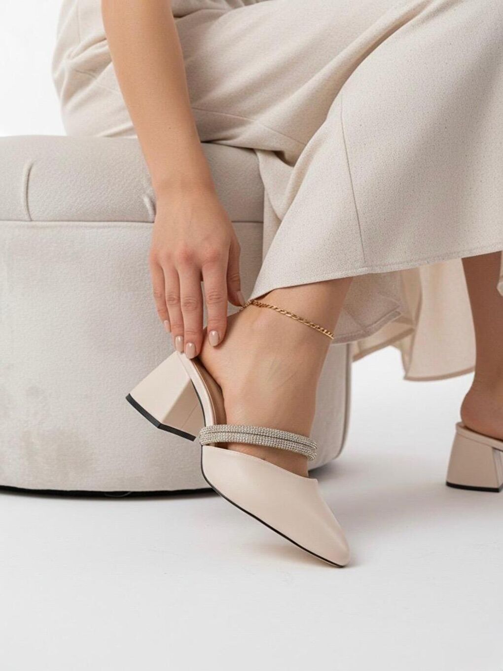 Amber Bej Sivri Burunlu Taş Detaylı Kalin Topuklu Günlük Terlik-1