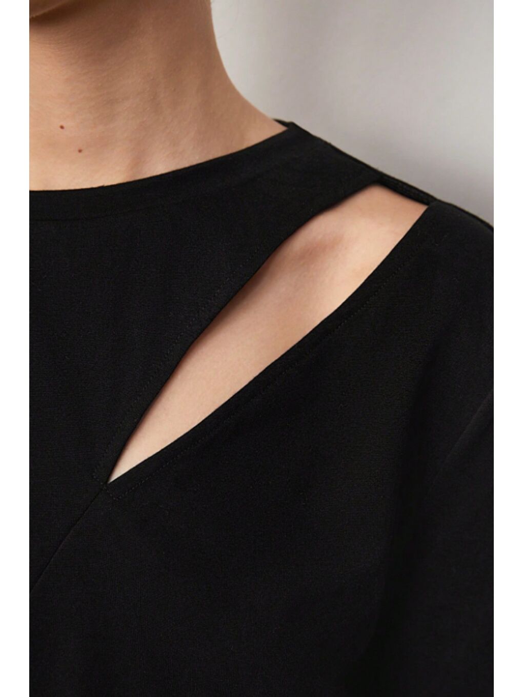 Siyah Omuz Dekolteli Basic Kadın Tişört – Modern Kesim Günlük Bluz-3