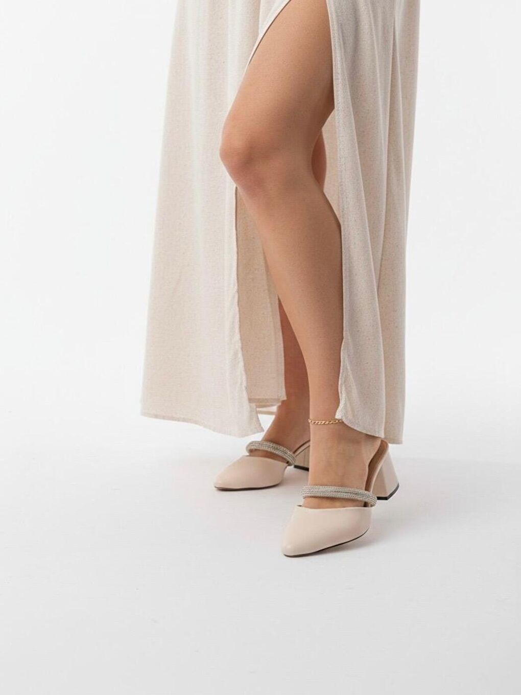 Amber Bej Sivri Burunlu Taş Detaylı Kalin Topuklu Günlük Terlik-2