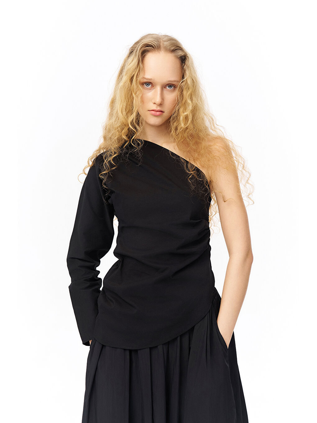 Drape Detaylı Tek Omuz Bluz Siyah-1