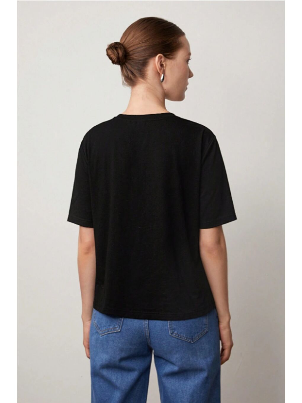 Siyah Omuz Dekolteli Basic Kadın Tişört – Modern Kesim Günlük Bluz-5