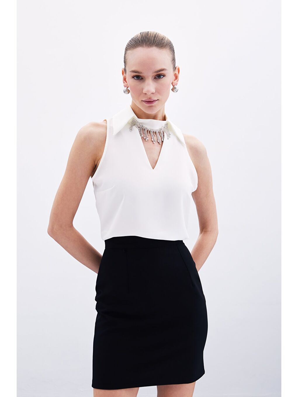 Yaka Taşlı Kolsuz Bluz - Ekru-1