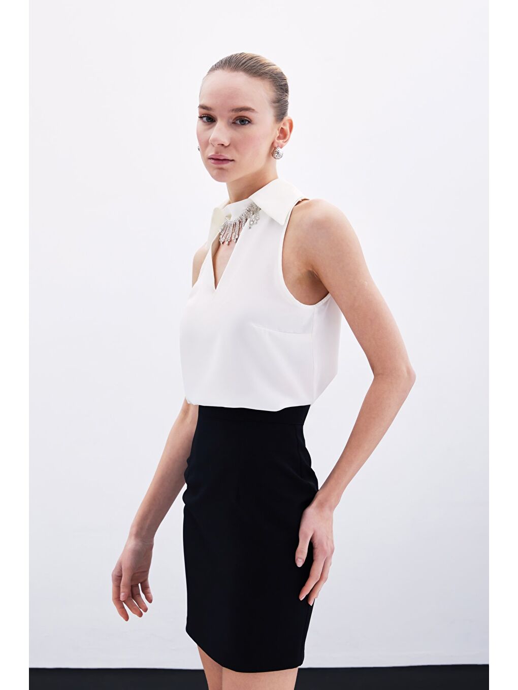 Yaka Taşlı Kolsuz Bluz - Ekru-2