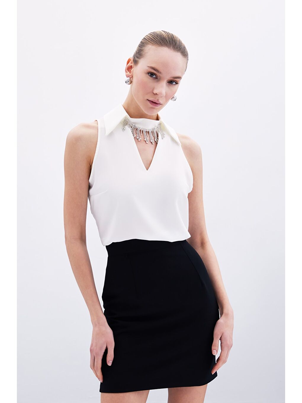 Yaka Taşlı Kolsuz Bluz - Ekru-3