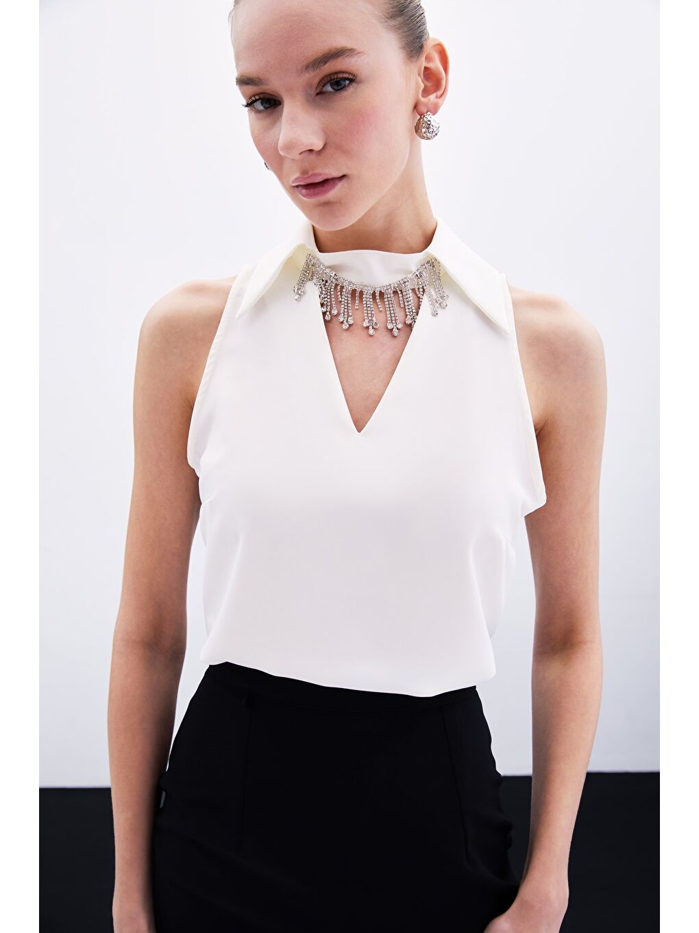 Yaka Taşlı Kolsuz Bluz - Ekru-4