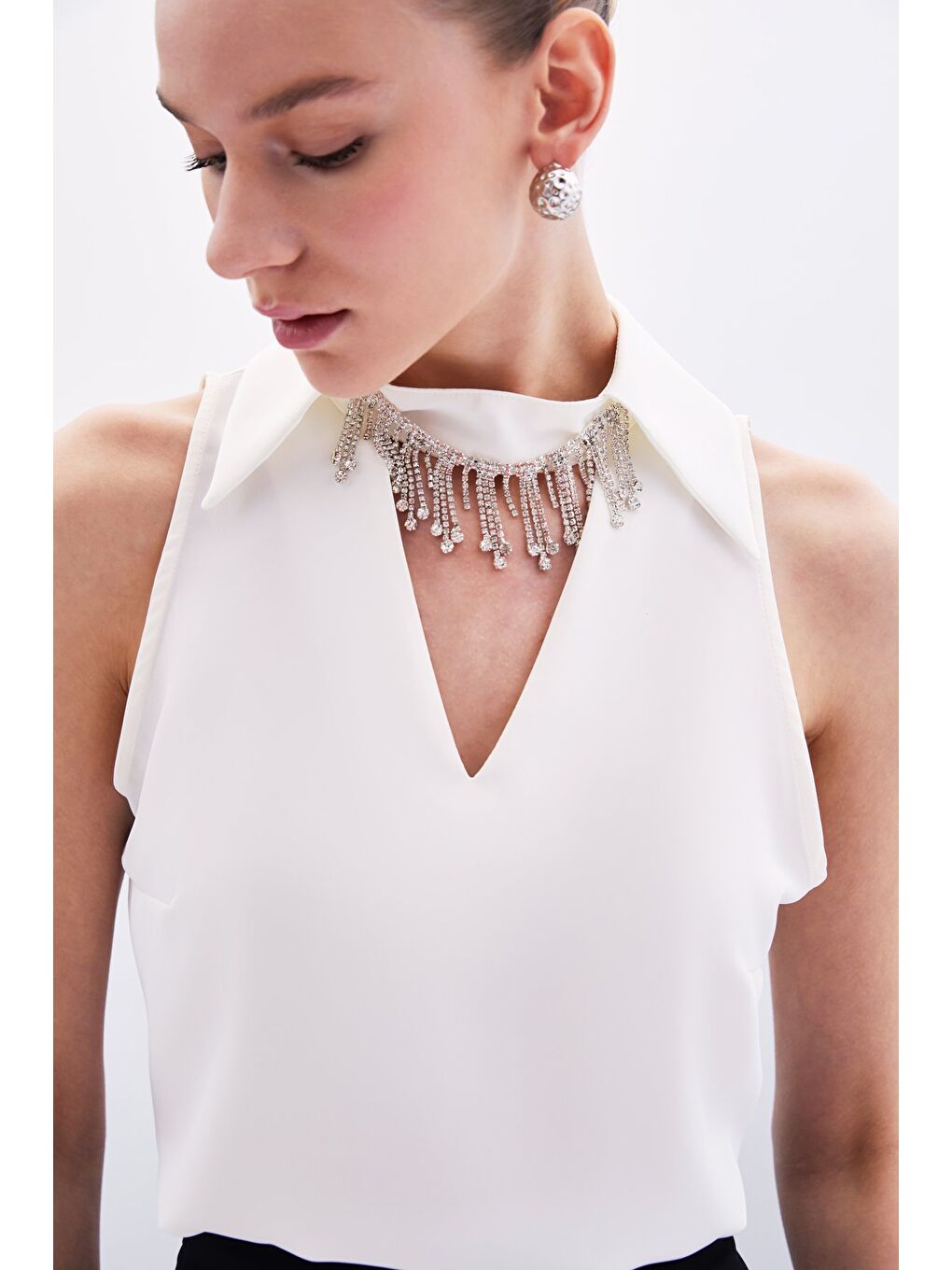 Yaka Taşlı Kolsuz Bluz - Ekru-5