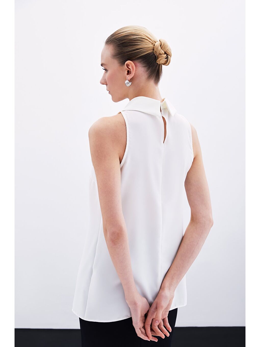 Yaka Taşlı Kolsuz Bluz - Ekru-6