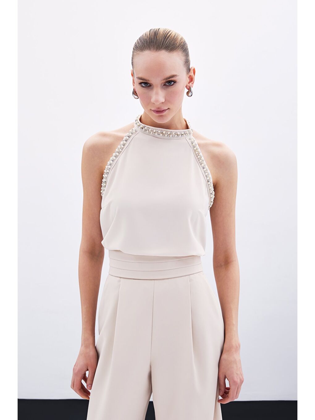 Aksesuar Detaylı Kolsuz Bluz - Bej-1