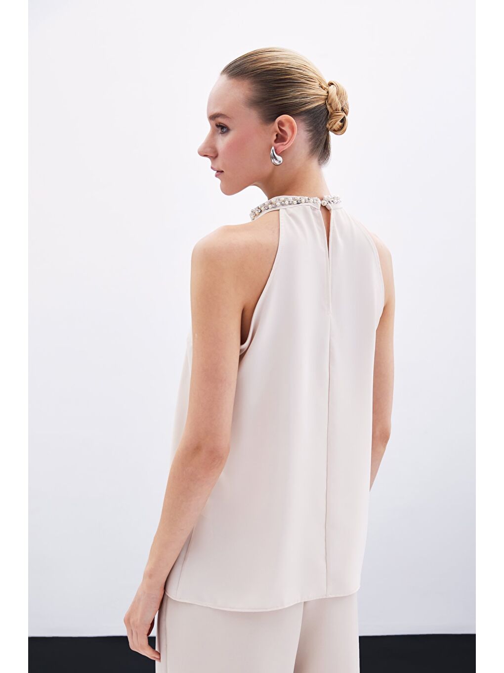 Aksesuar Detaylı Kolsuz Bluz - Bej-5