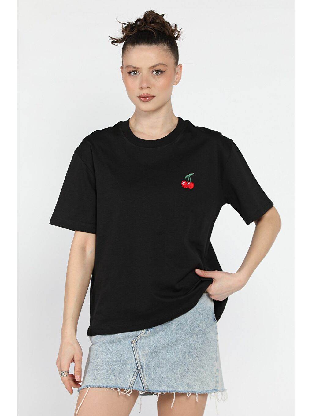 Siyah Kadın Bisiklet Yaka Kiraz Nakışlı Tişört
