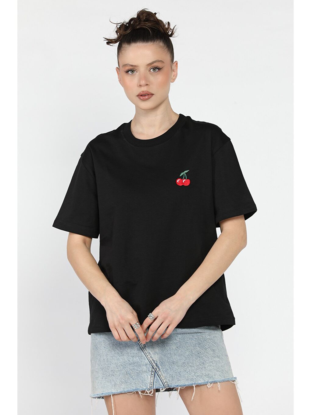 Siyah Kadın Bisiklet Yaka Kiraz Nakışlı Tişört-1