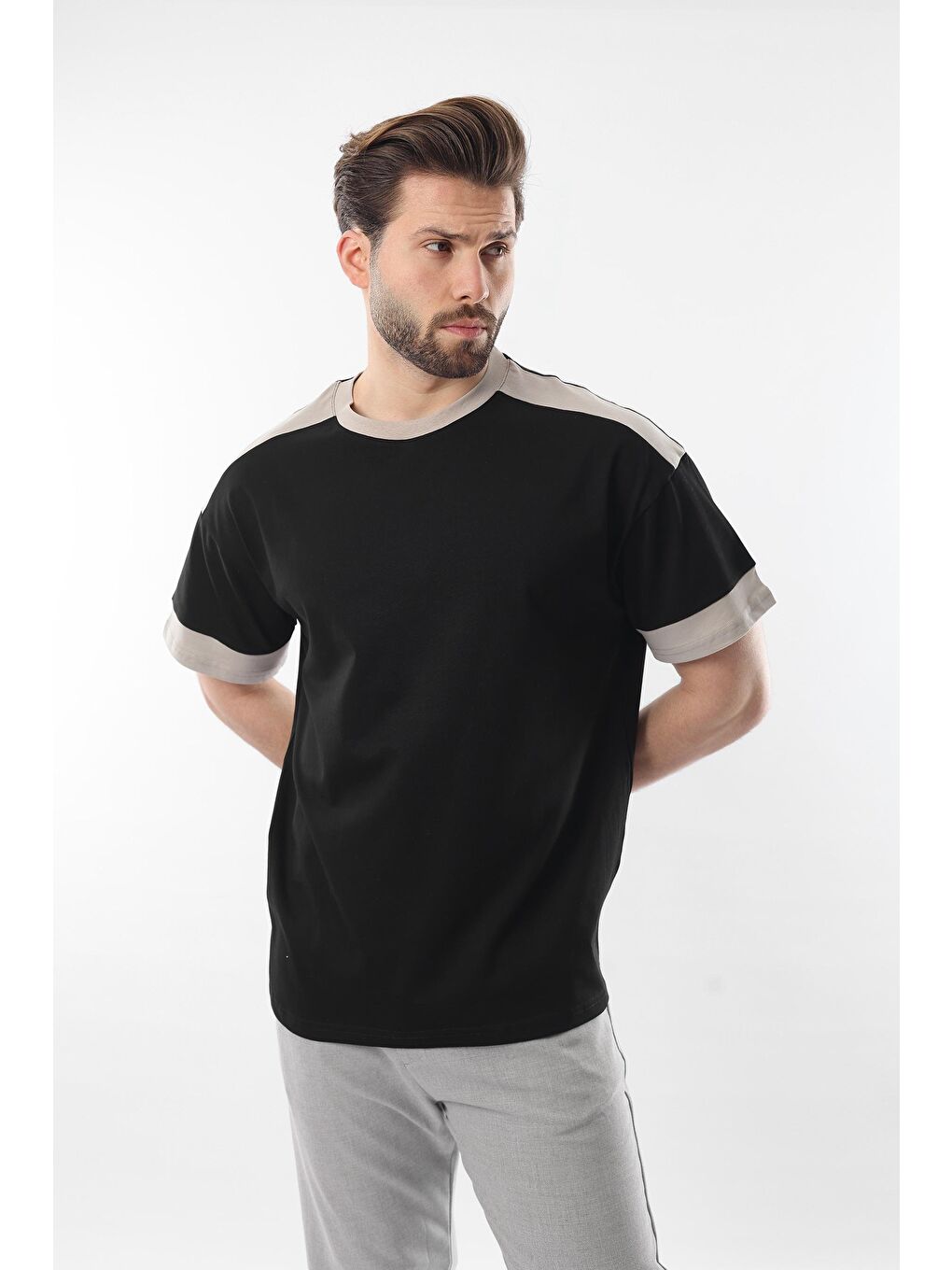 Siyah Omzu Şerit Detaylı Erkek Tişört E7125-1