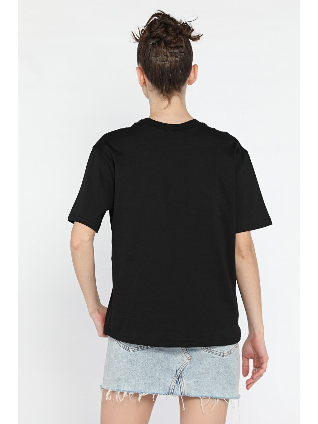 Siyah Kadın Bisiklet Yaka Kiraz Nakışlı Tişört-2