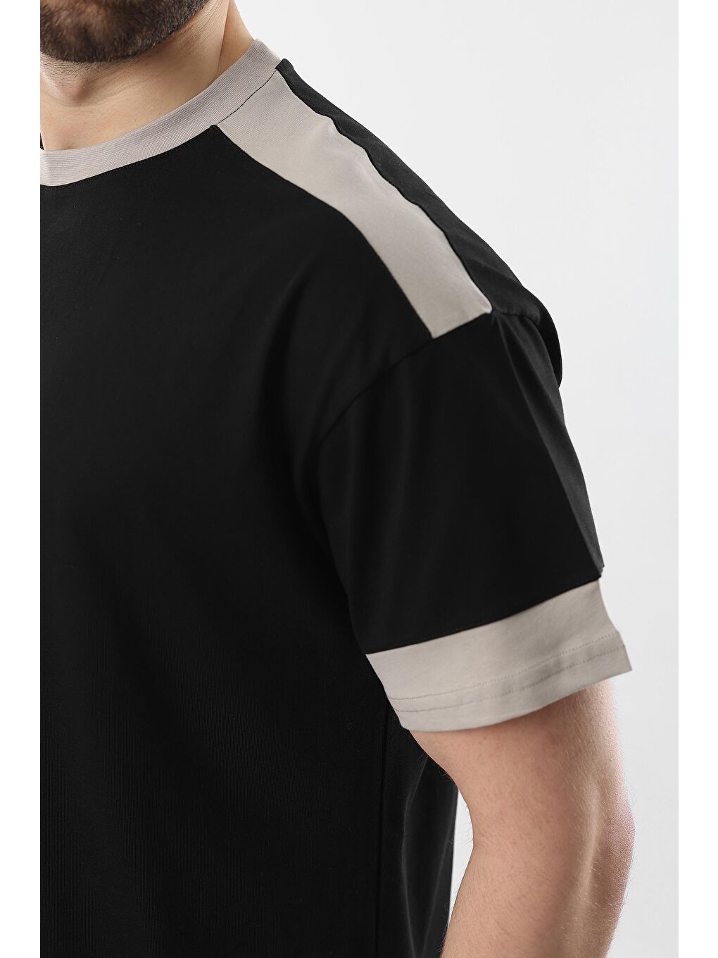 Siyah Omzu Şerit Detaylı Erkek Tişört E7125-3