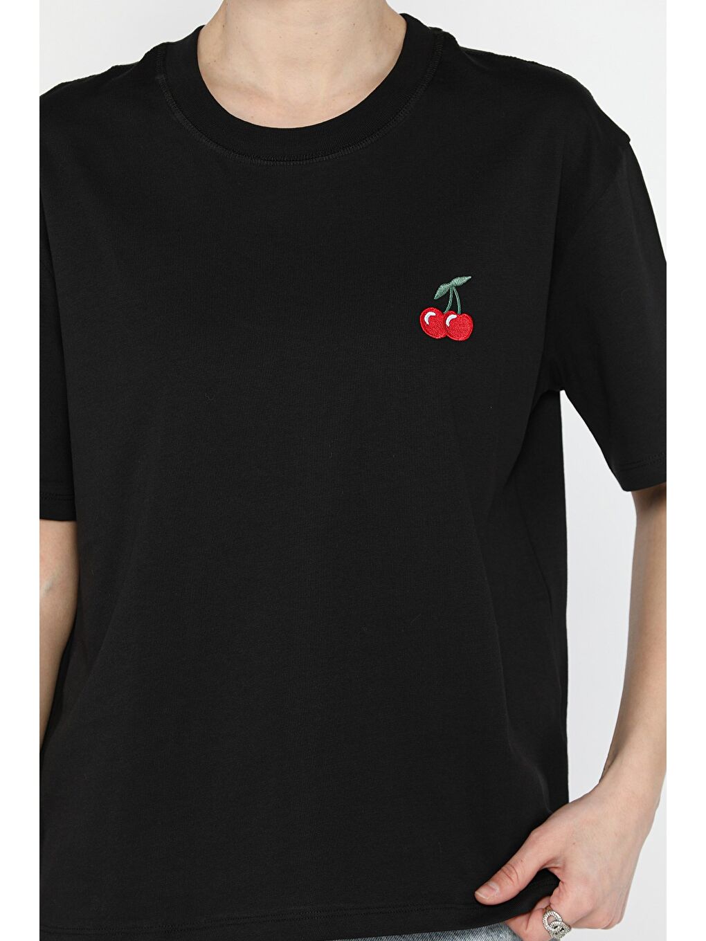 Siyah Kadın Bisiklet Yaka Kiraz Nakışlı Tişört-3