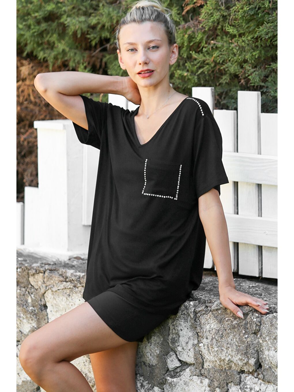 Siyah V Yaka Kısa Kol Cepli Taşlı Dokuma Basic Casual Bluz