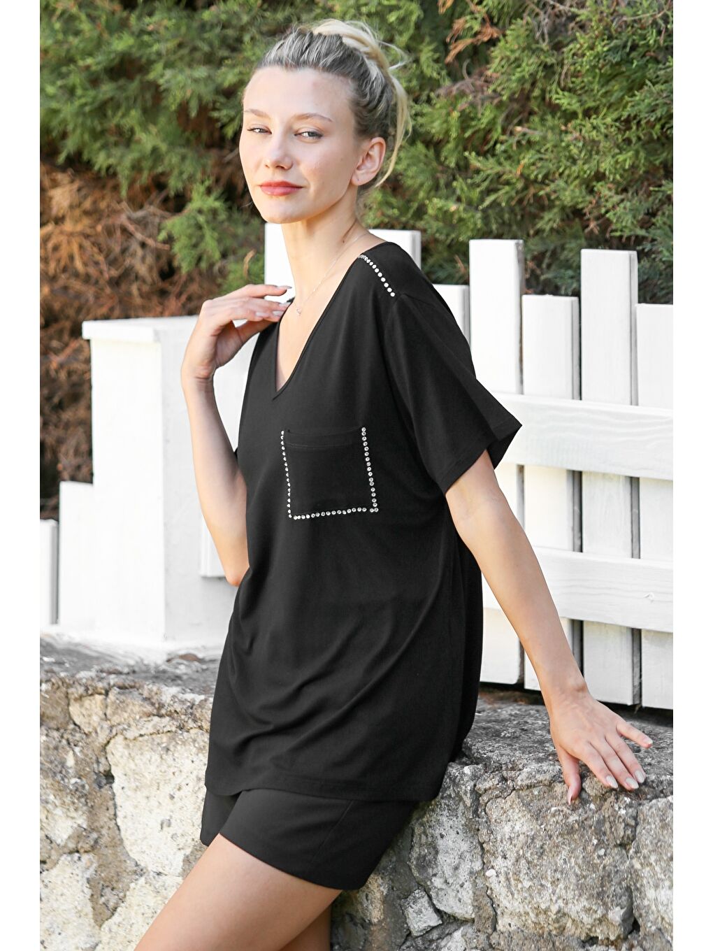 Siyah V Yaka Kısa Kol Cepli Taşlı Dokuma Basic Casual Bluz-1