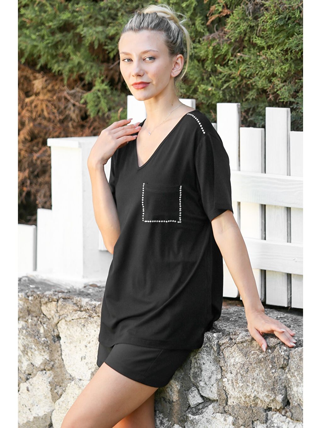 Siyah V Yaka Kısa Kol Cepli Taşlı Dokuma Basic Casual Bluz-5