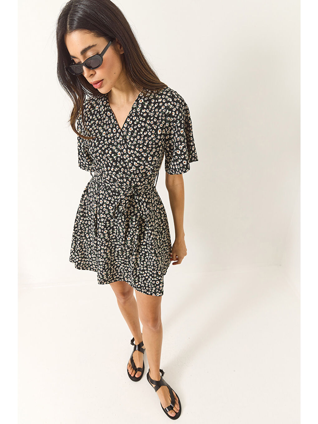 Siyah Kadın Papatya Desenli V Yaka Kuşaklı Şortlu Mini Elbise