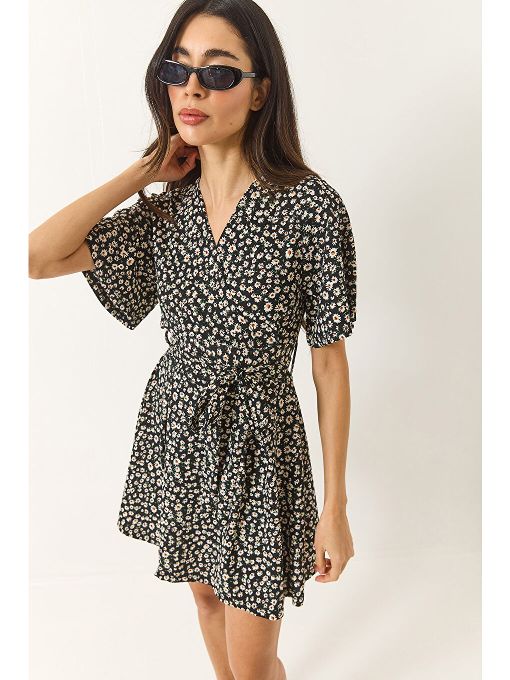 Siyah Kadın Papatya Desenli V Yaka Kuşaklı Şortlu Mini Elbise-2