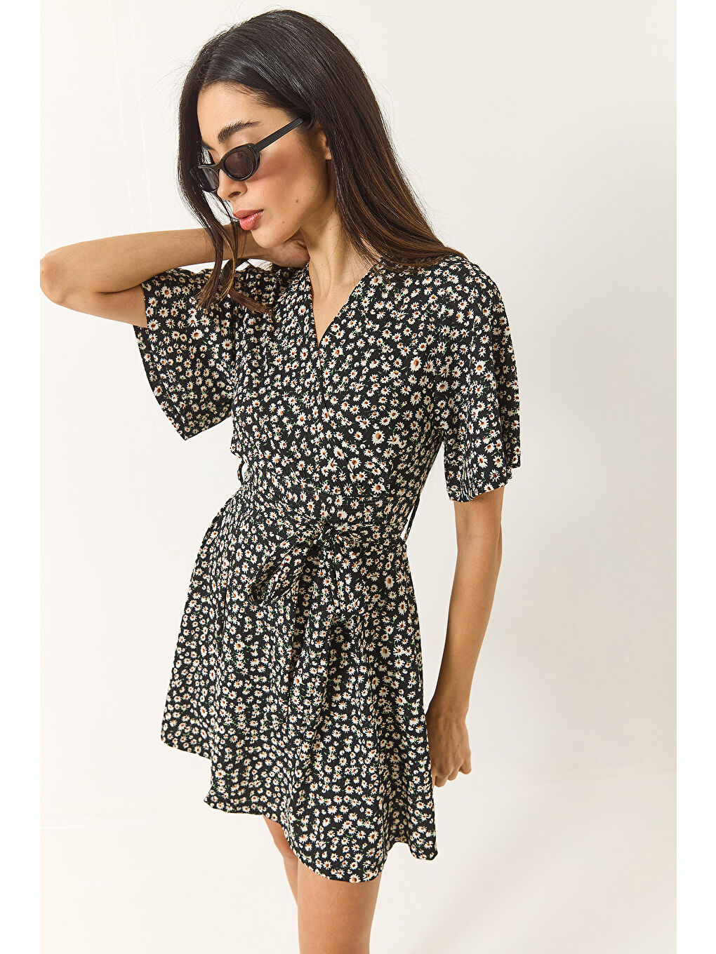 Siyah Kadın Papatya Desenli V Yaka Kuşaklı Şortlu Mini Elbise-3