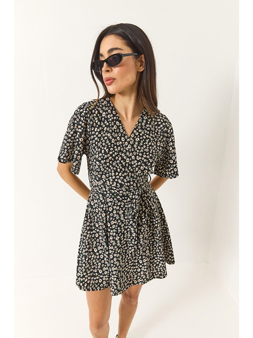 Siyah Kadın Papatya Desenli V Yaka Kuşaklı Şortlu Mini Elbise-4