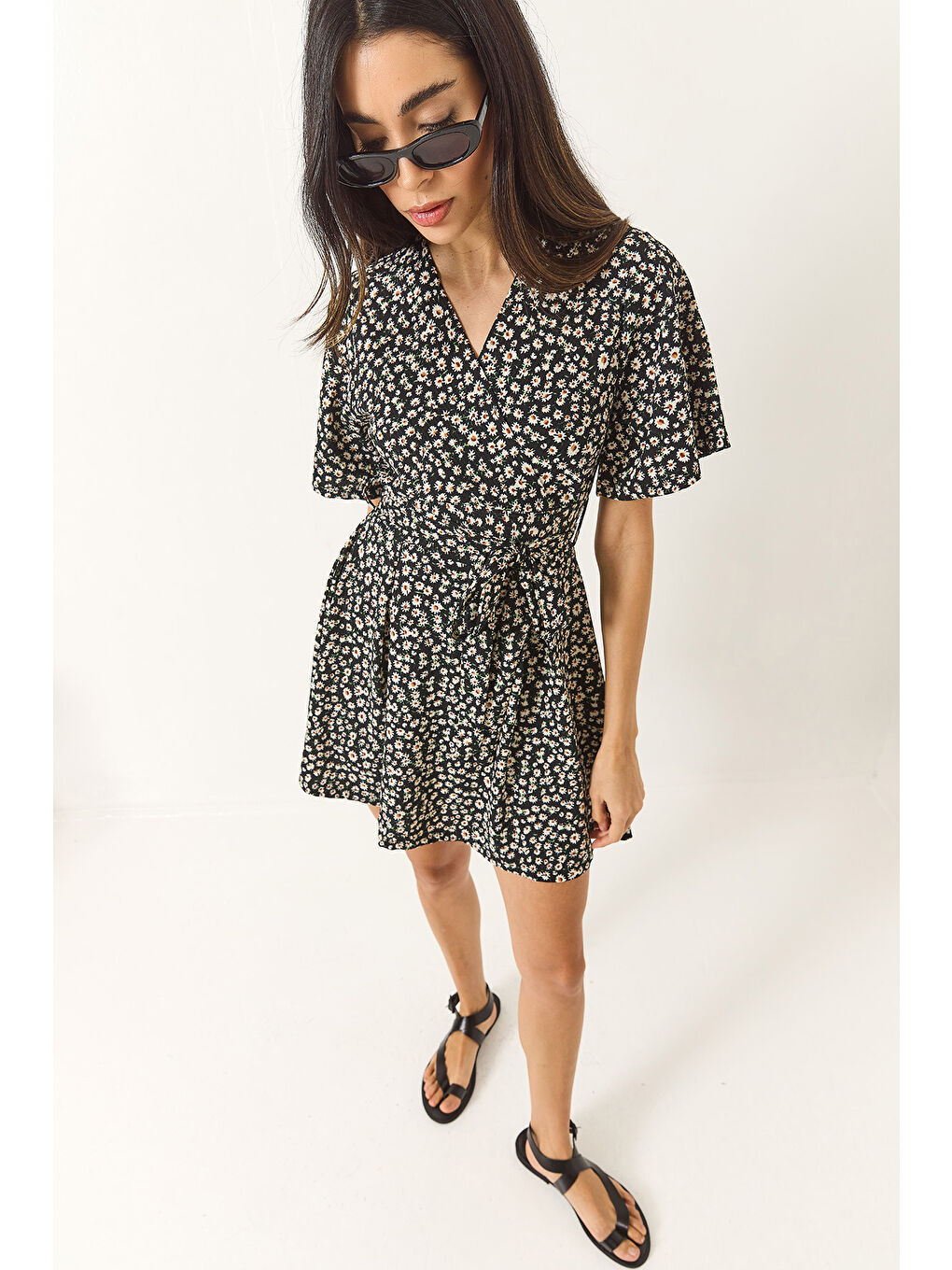 Siyah Kadın Papatya Desenli V Yaka Kuşaklı Şortlu Mini Elbise-5