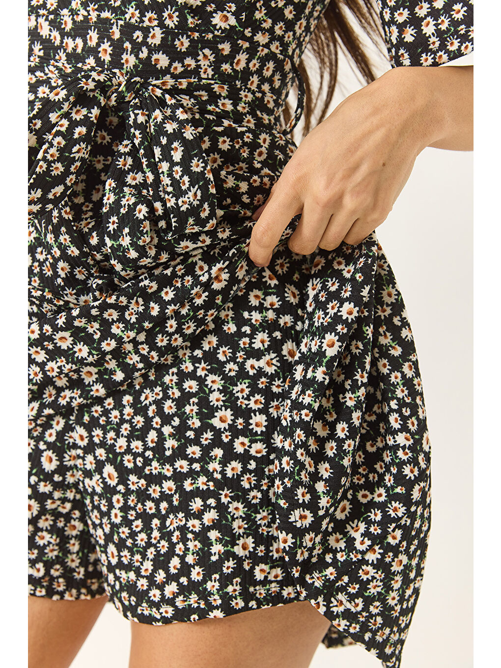 Siyah Kadın Papatya Desenli V Yaka Kuşaklı Şortlu Mini Elbise-6