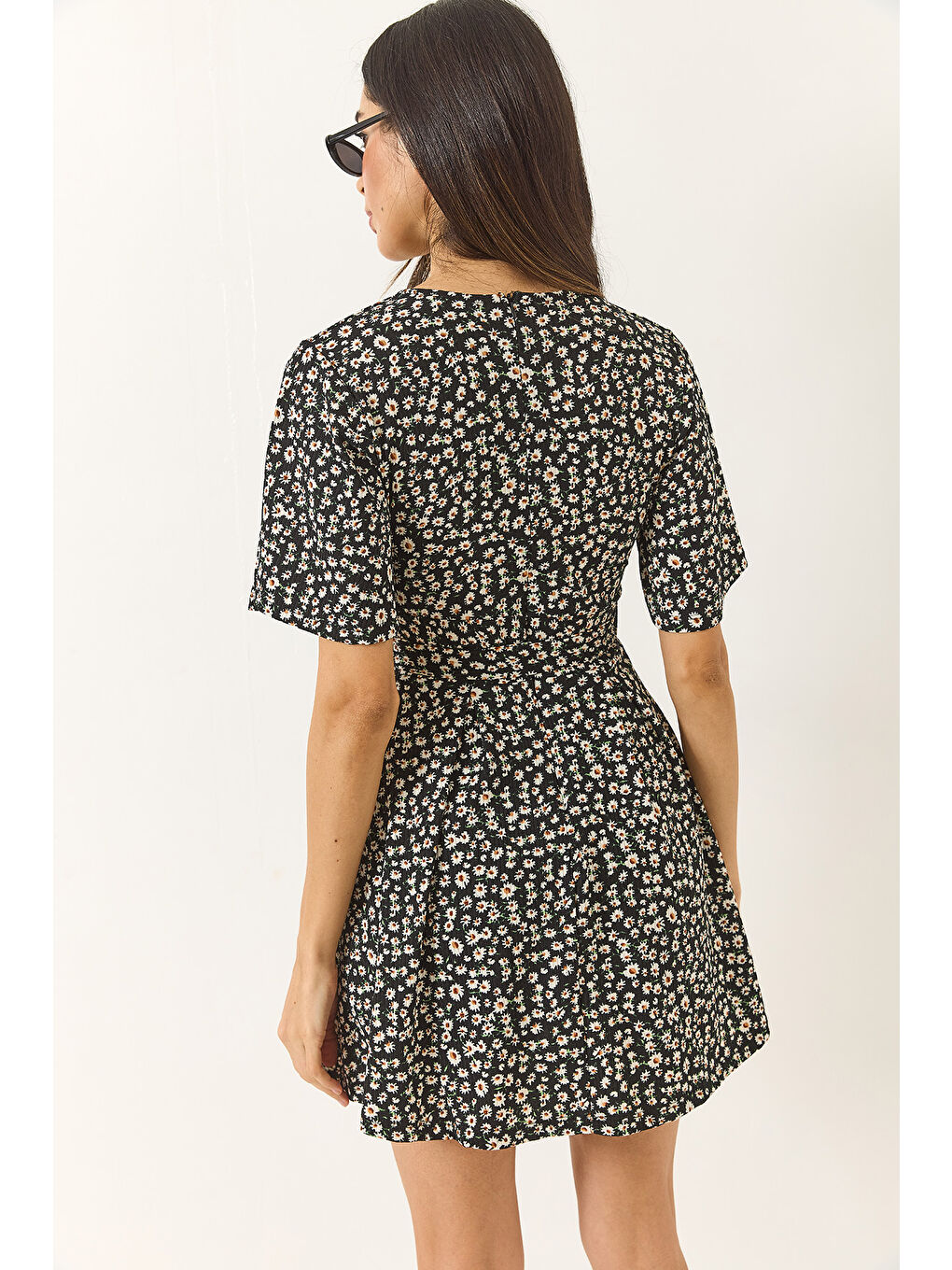 Siyah Kadın Papatya Desenli V Yaka Kuşaklı Şortlu Mini Elbise-7