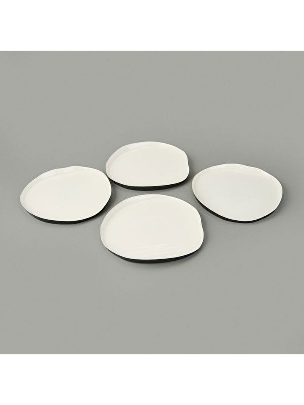 Kitchen Jota 4'lü Pasta Tabağı - Siyah / Beyaz - 21 cm