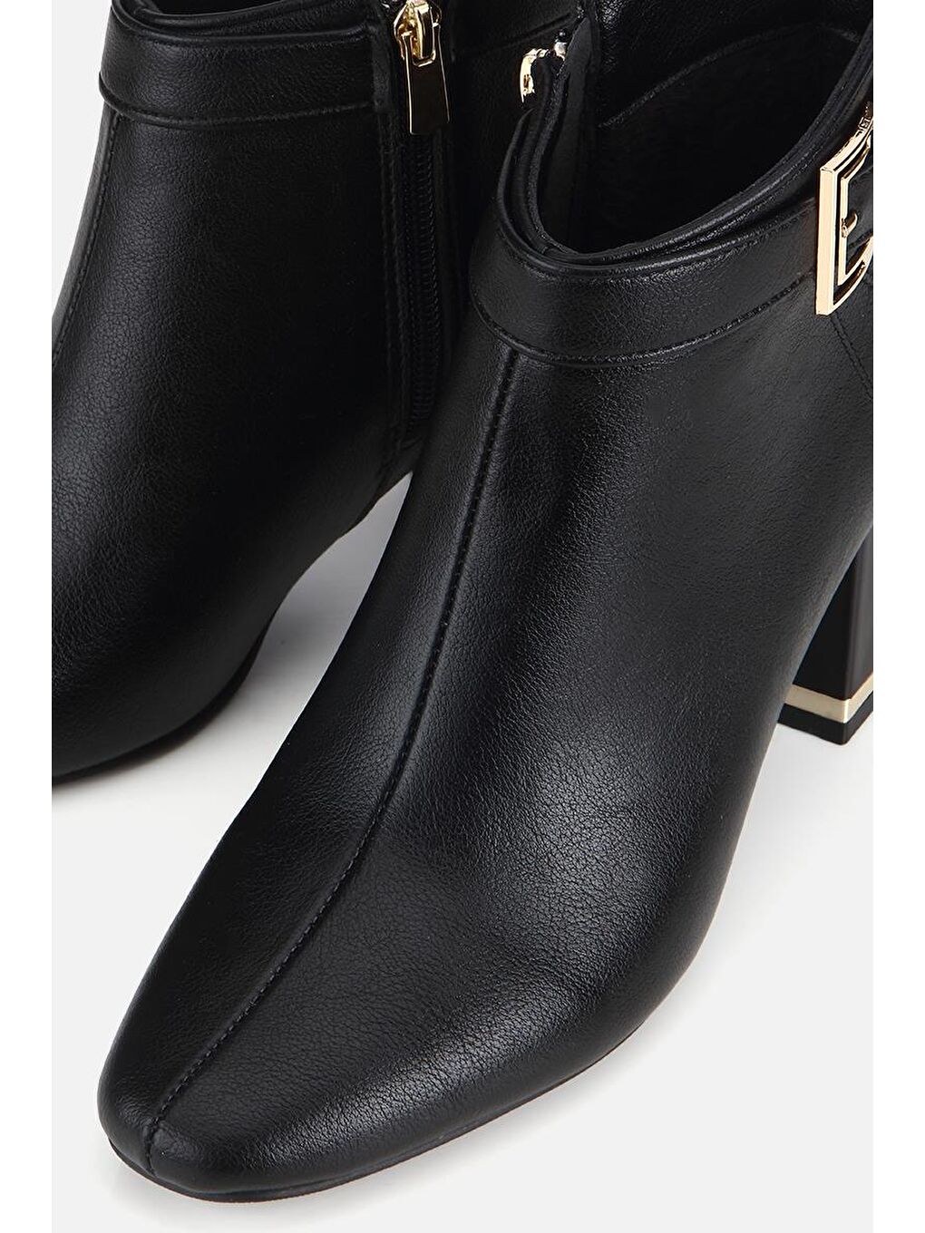 Kadın Siyah Kemer Detaylı Topuklu Bot-3