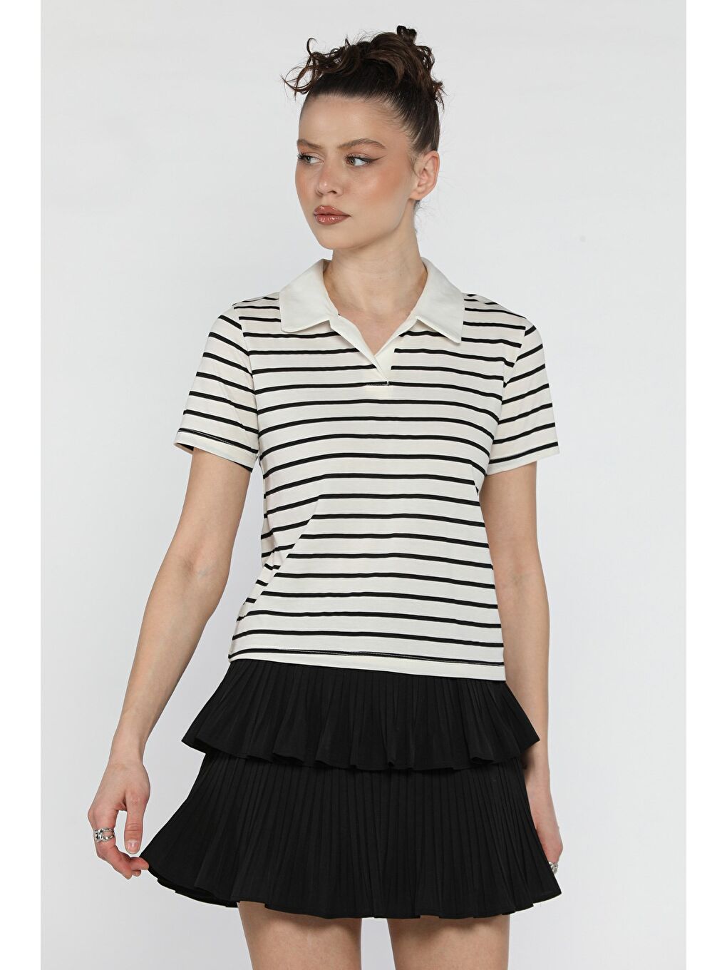Ekru Kadın Çizgi Desenli Polo Yaka Tişört