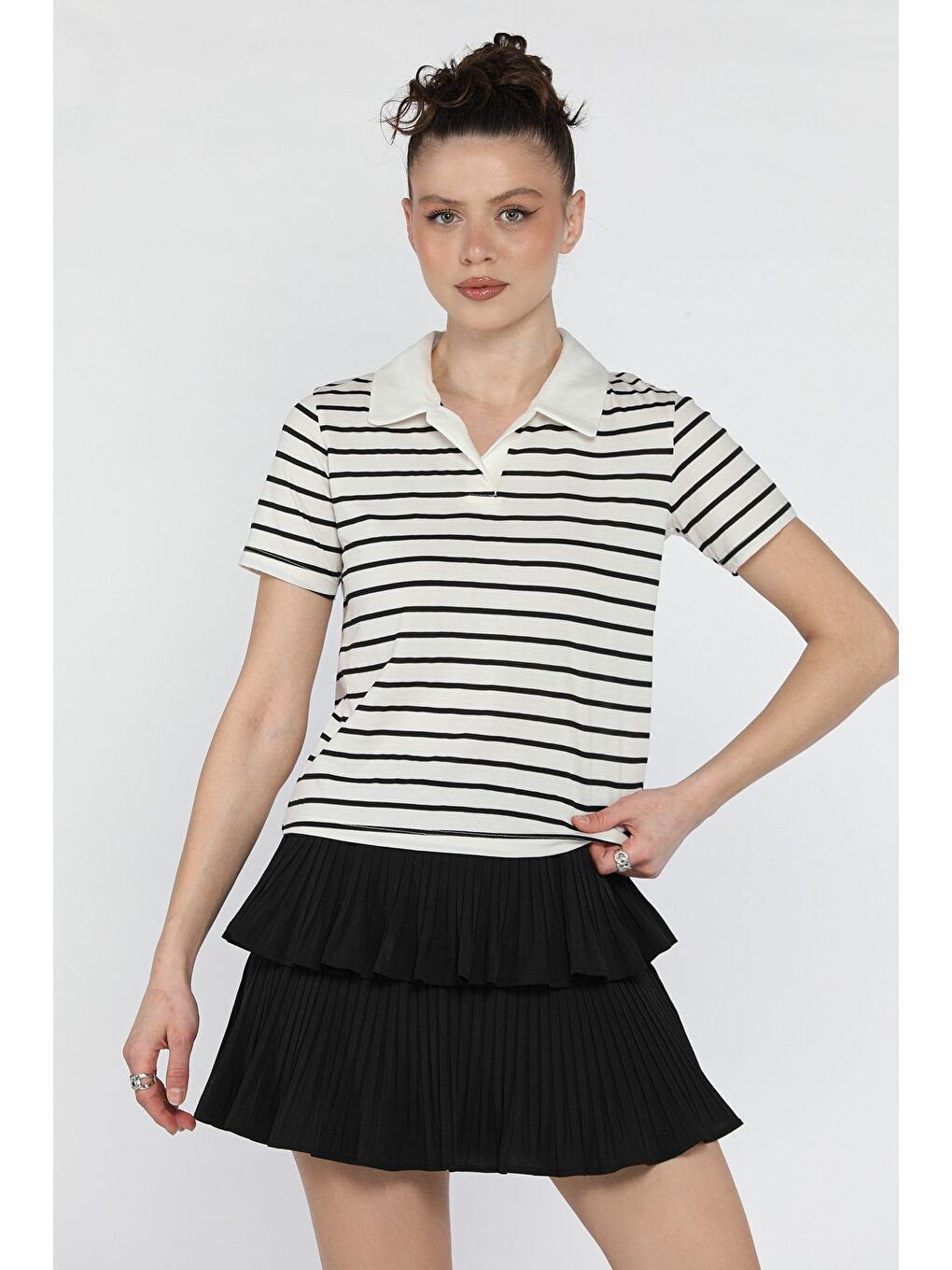 Ekru Kadın Çizgi Desenli Polo Yaka Tişört-1