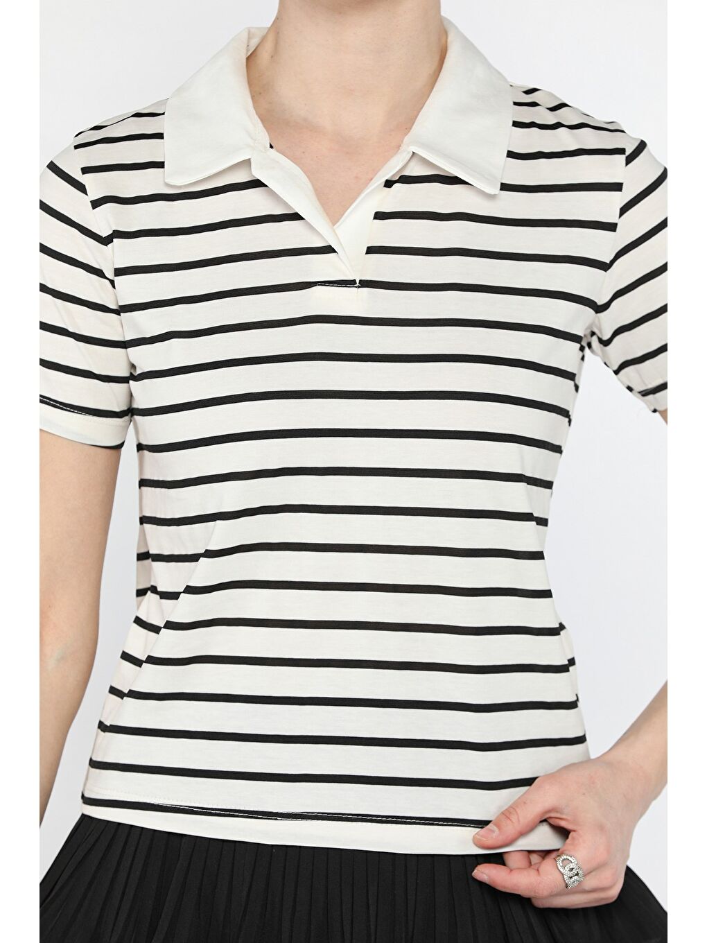 Ekru Kadın Çizgi Desenli Polo Yaka Tişört-3
