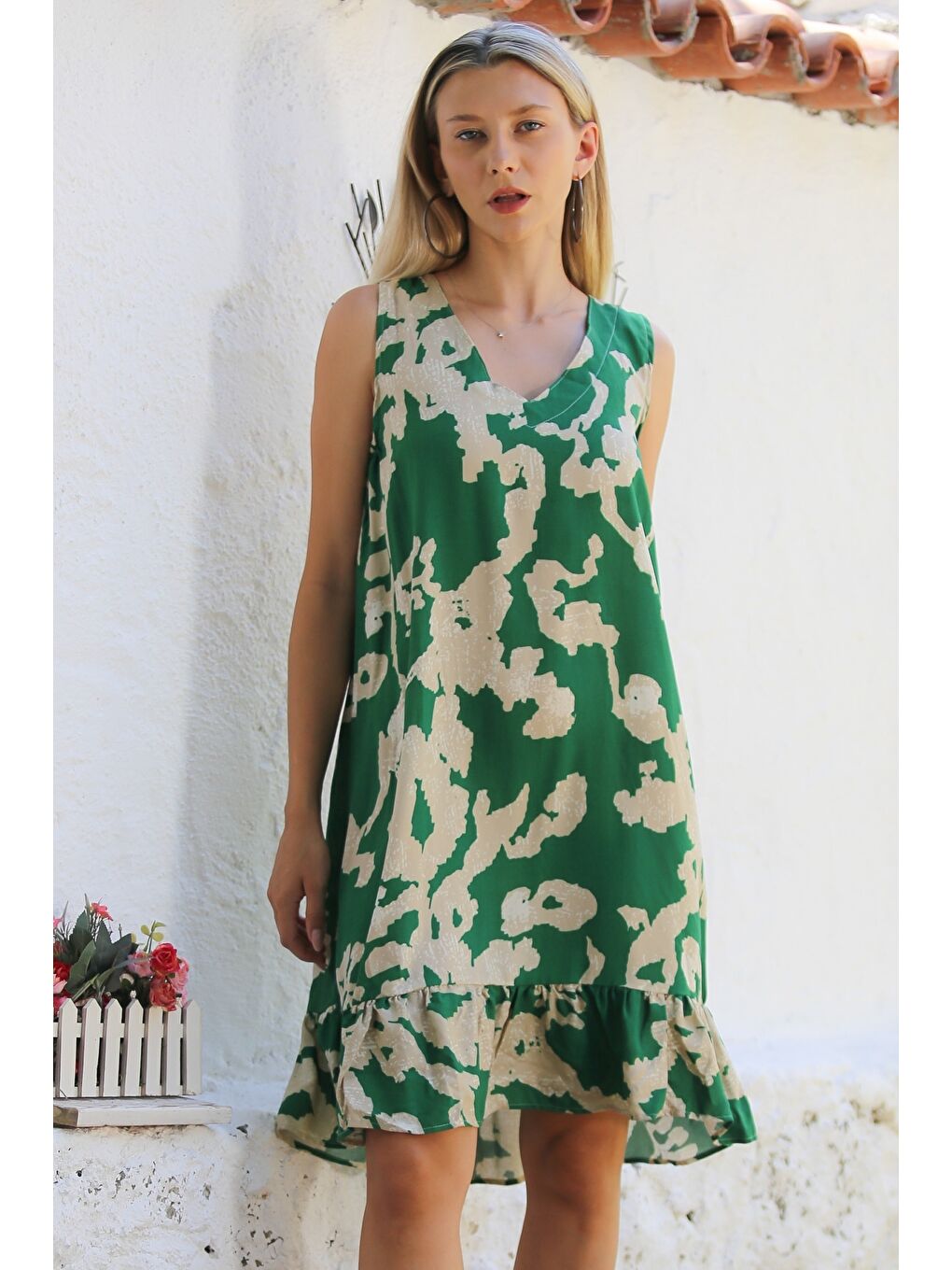 Yeşil-Bej V Yaka Kolsuz Etek Ucu Fırfırlı Dokuma Casual Elbise-1