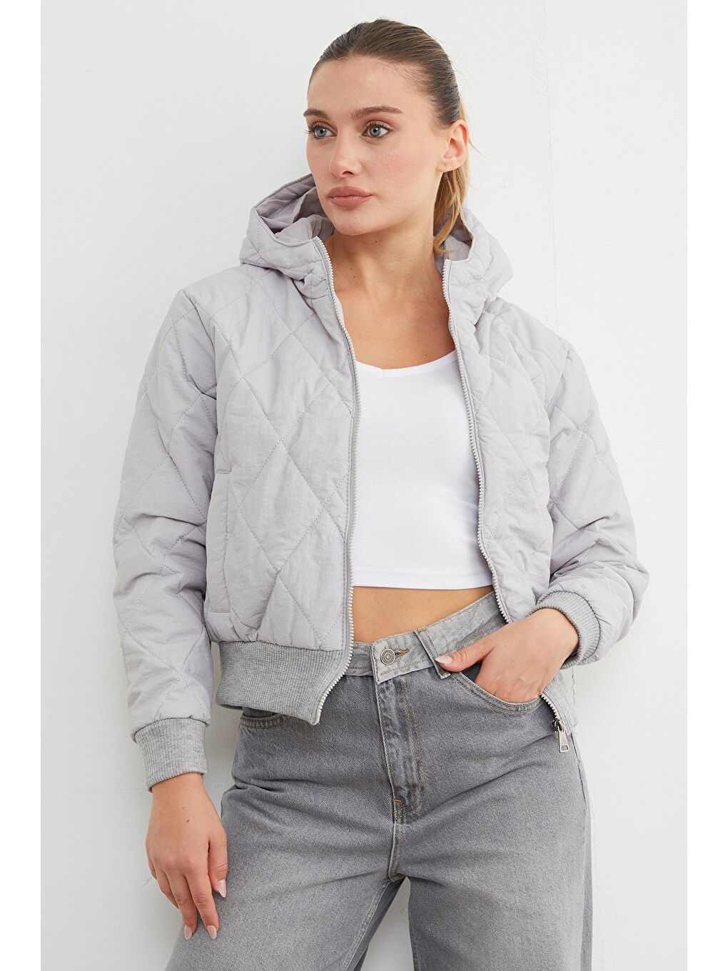 Gri Baklava Desenli Kapitone Kapüşonlu Crop Mont