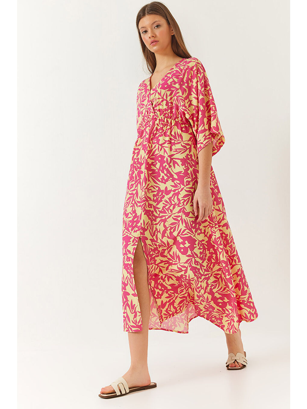 Pembe Kadın Kruvaze V Yaka Önden Yırtmaç Detaylı Desenli Elbise