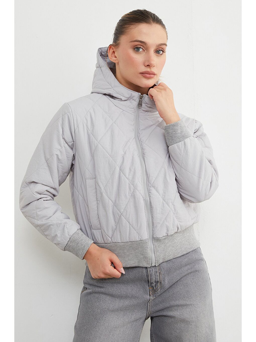 Gri Baklava Desenli Kapitone Kapüşonlu Crop Mont-1