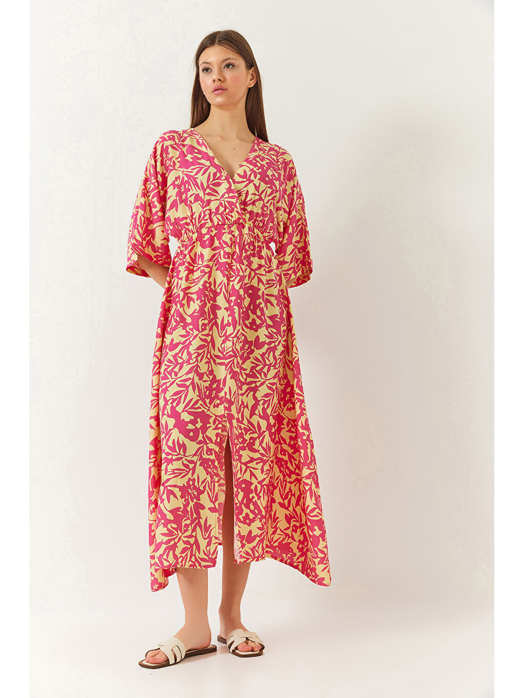 Pembe Kadın Kruvaze V Yaka Önden Yırtmaç Detaylı Desenli Elbise-1