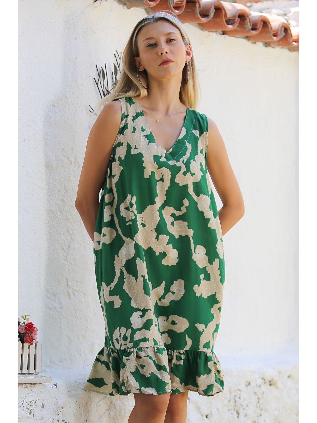 Yeşil-Bej V Yaka Kolsuz Etek Ucu Fırfırlı Dokuma Casual Elbise-2