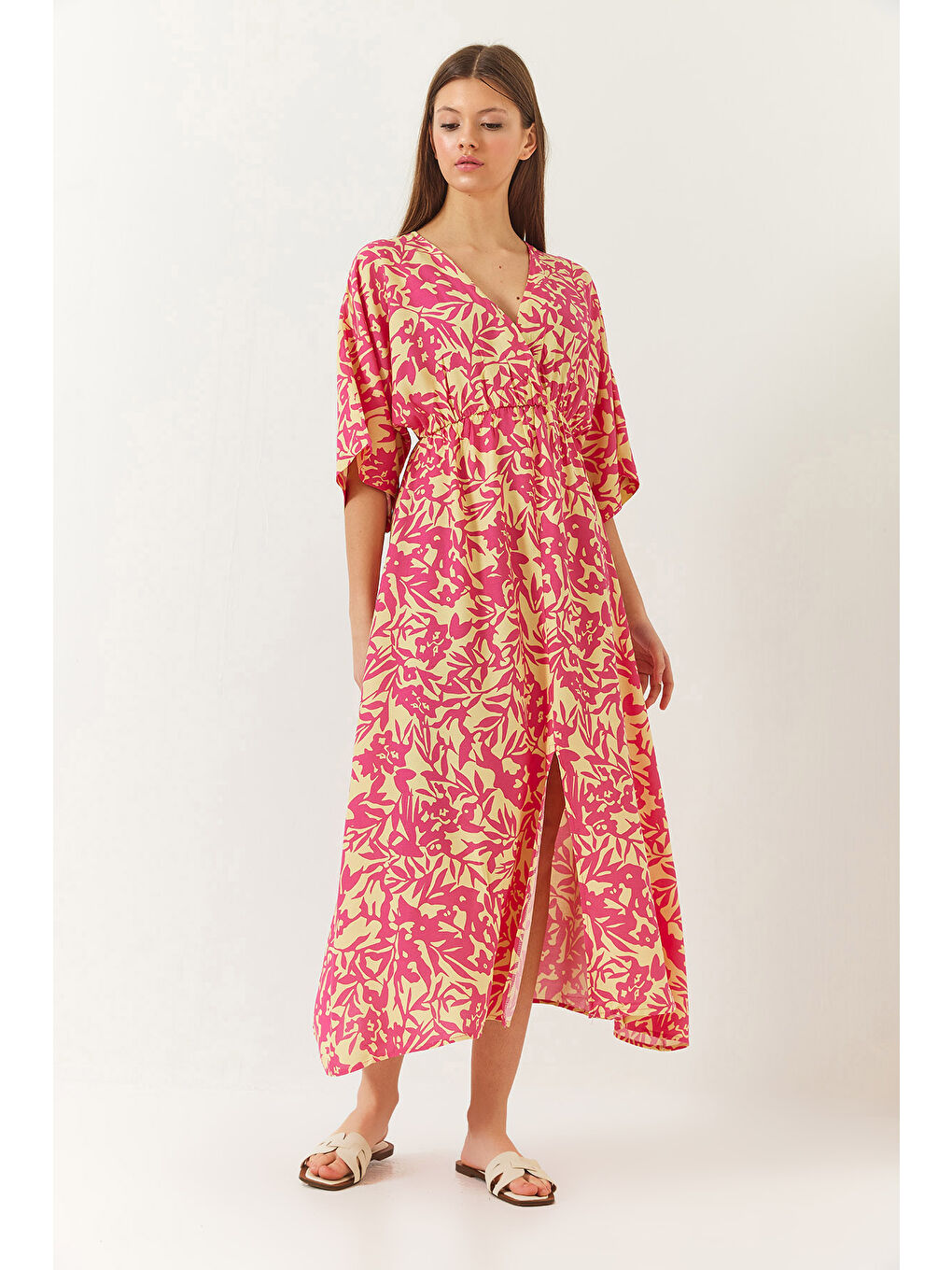 Pembe Kadın Kruvaze V Yaka Önden Yırtmaç Detaylı Desenli Elbise-2