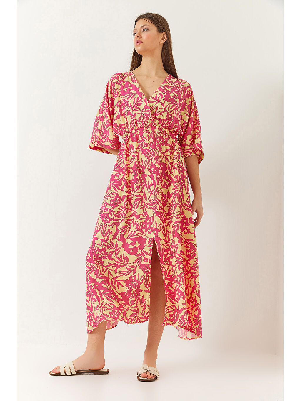 Pembe Kadın Kruvaze V Yaka Önden Yırtmaç Detaylı Desenli Elbise-3