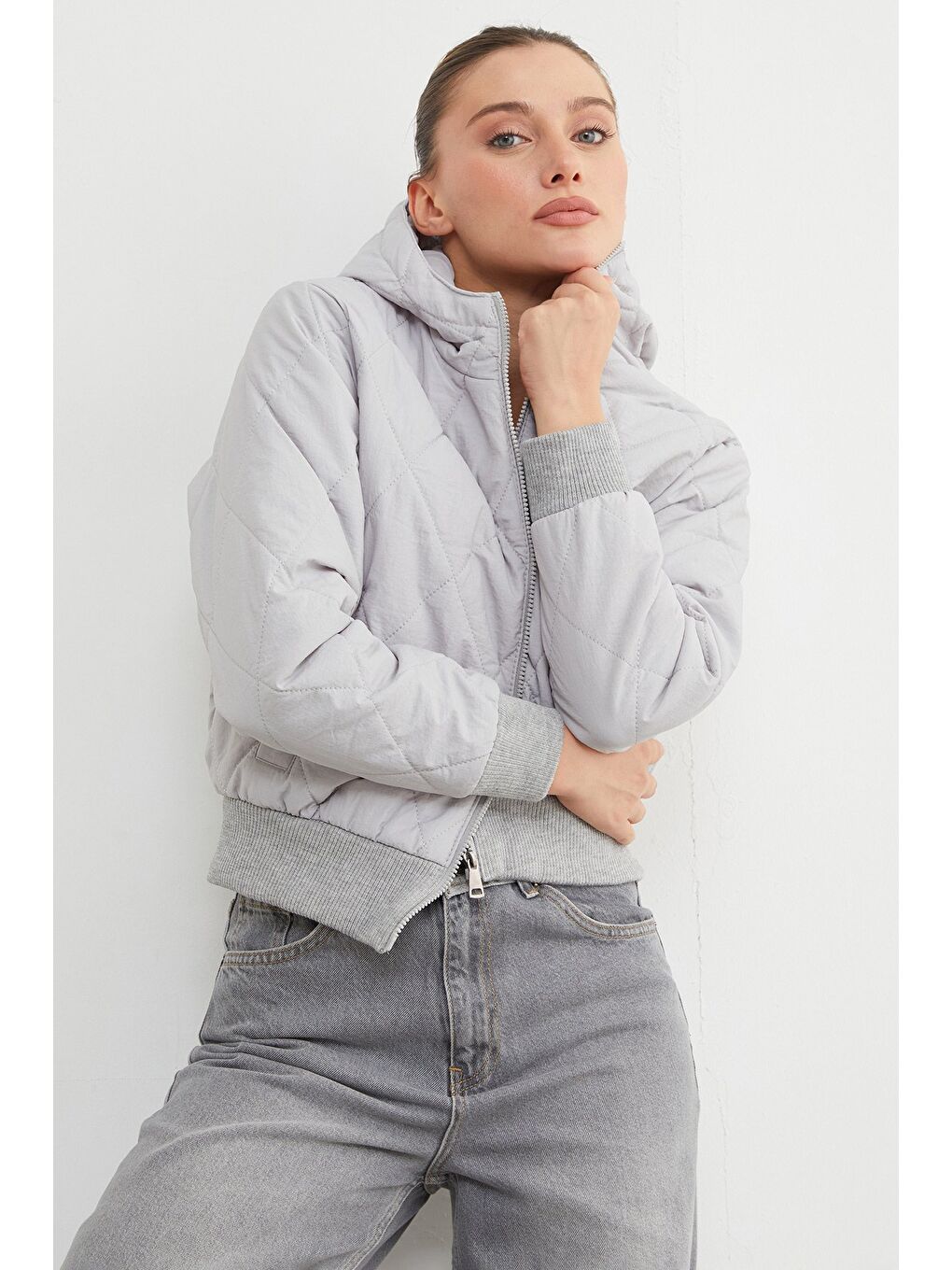 Gri Baklava Desenli Kapitone Kapüşonlu Crop Mont-4