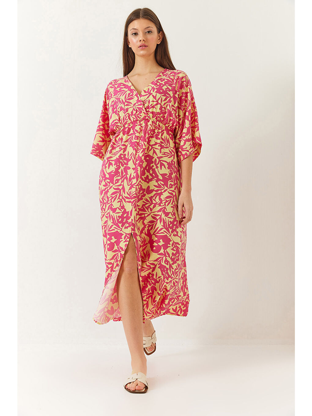 Pembe Kadın Kruvaze V Yaka Önden Yırtmaç Detaylı Desenli Elbise-4