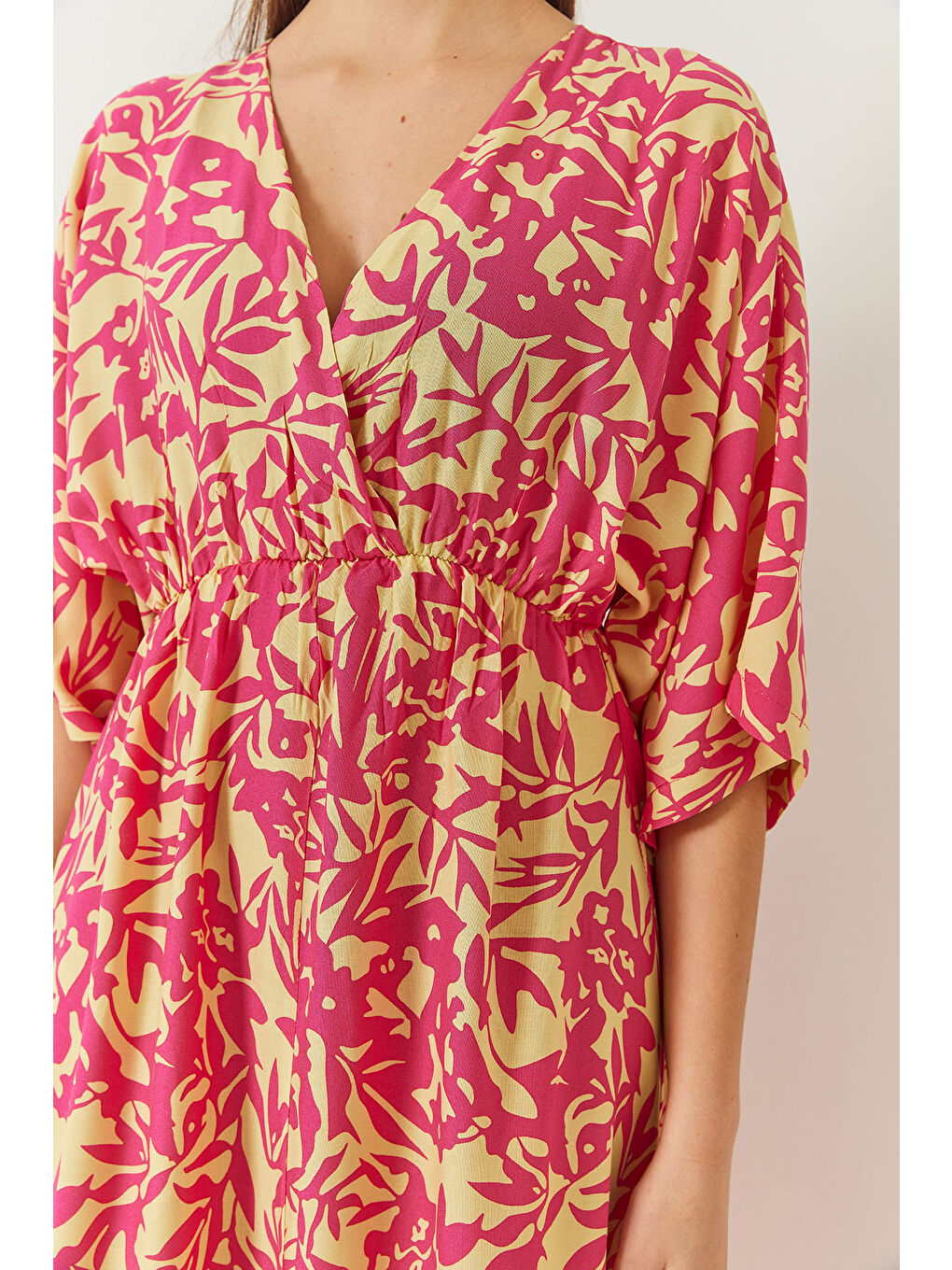 Pembe Kadın Kruvaze V Yaka Önden Yırtmaç Detaylı Desenli Elbise-5