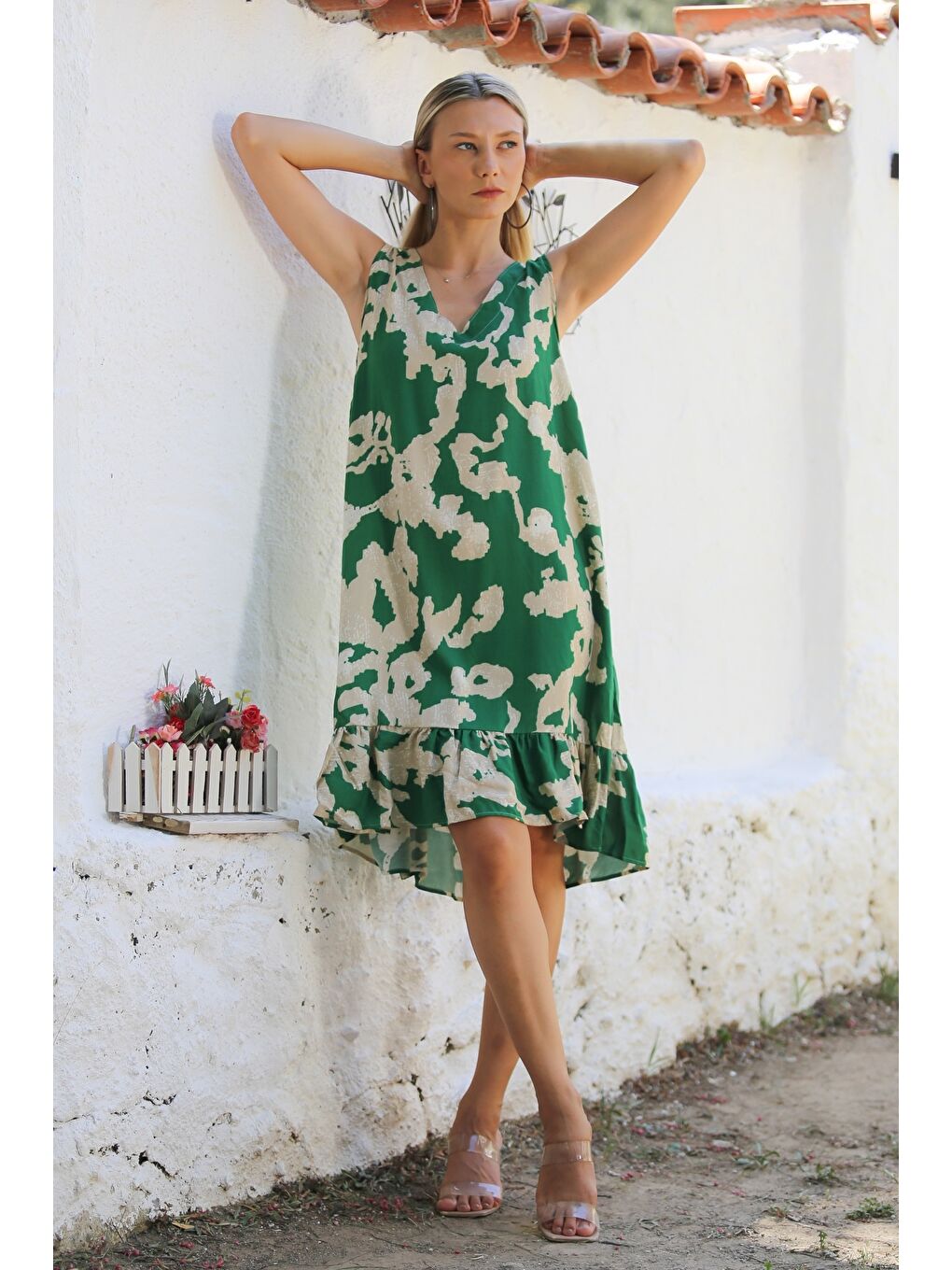 Yeşil-Bej V Yaka Kolsuz Etek Ucu Fırfırlı Dokuma Casual Elbise-3