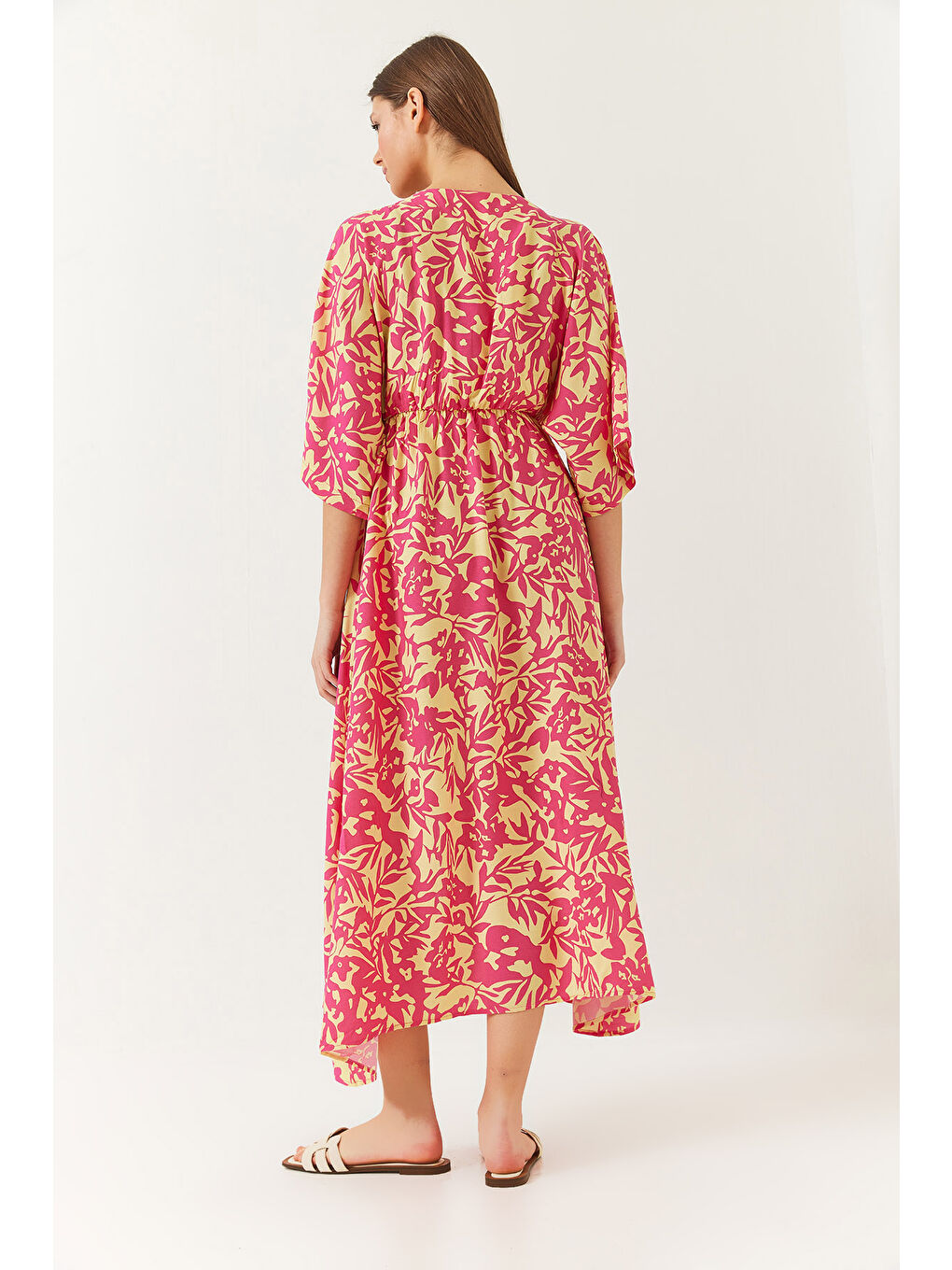 Pembe Kadın Kruvaze V Yaka Önden Yırtmaç Detaylı Desenli Elbise-6