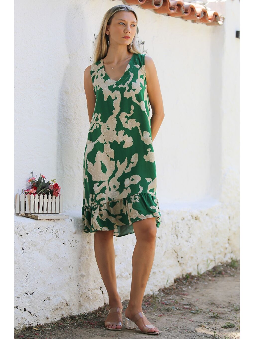 Yeşil-Bej V Yaka Kolsuz Etek Ucu Fırfırlı Dokuma Casual Elbise-5